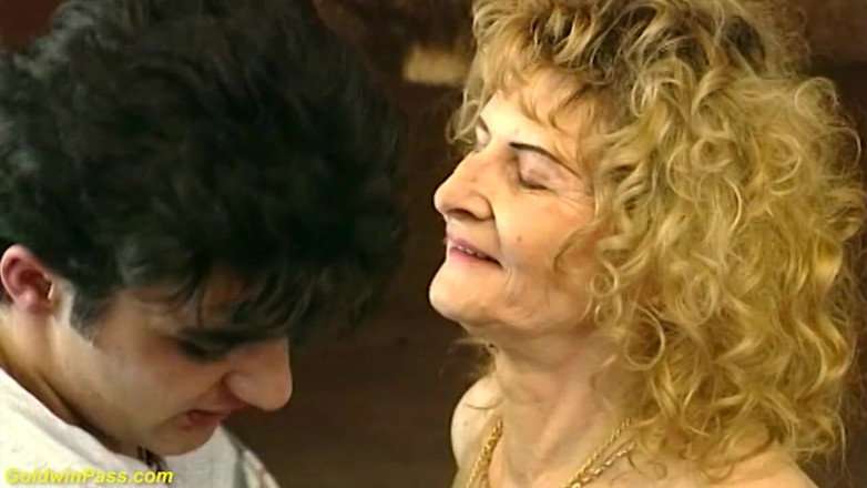 Goldwin pass: Sensual peluda madrasta de 82 anos hardcore de quatro