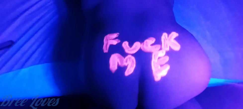 Bree Loves: Une PAWG à la peinture pour le corps obtient ce qu'elle...