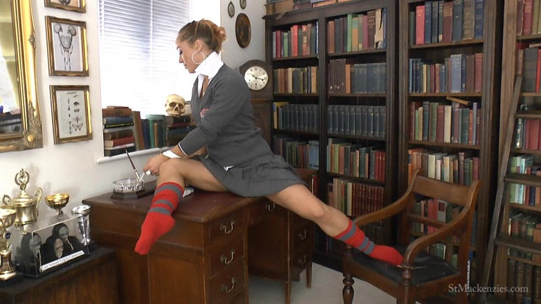 St Mackenzie's Archive: Mercedes fumează și se dezbracă în biroul de directoare