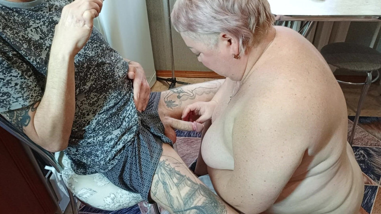 Zona901: Глубокий минет от мачехи, порция горячей спермы в глотку