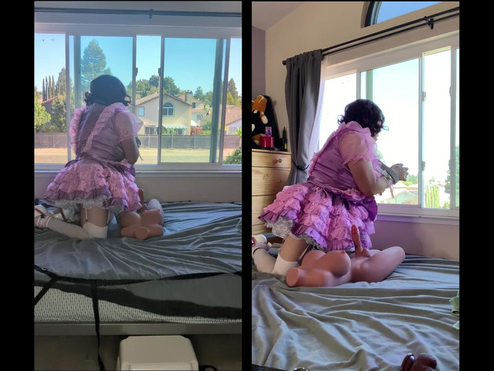 Sissy Candy: Roze satijnen mietje meid berijdt haar sekspopspeeltje terwijl ze op...