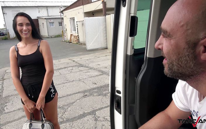 Take Van: Cara bonita cubierta de esperma después de hardcore van