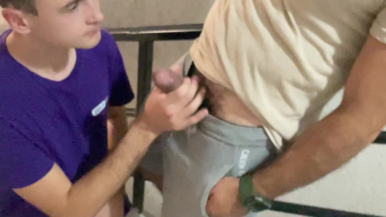 Nick Lewis: Een zwaargeschapen dekhengst pijpen in het trappenhuis