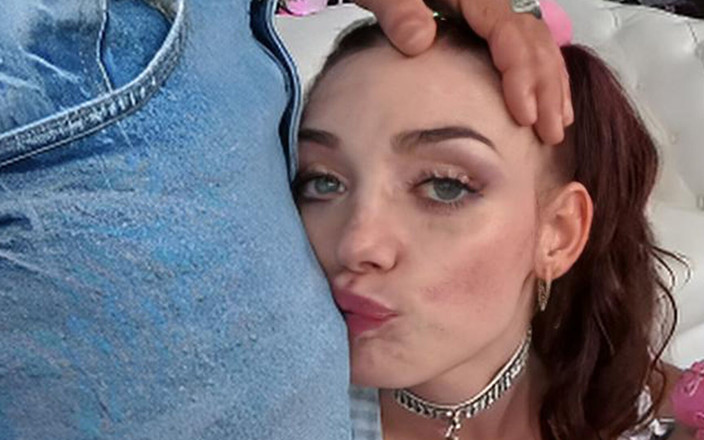 Hook Up Hotshot POV: Shrooms-q'nun kıllı amcığı misyoner pozisyonunda sikiliyor!