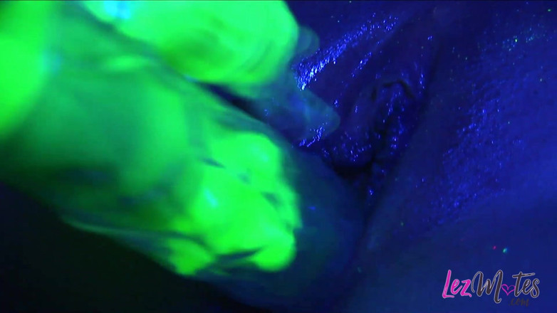 Lez Mates: Stiff fat dildo pleasuring three kinky brunette lesbians