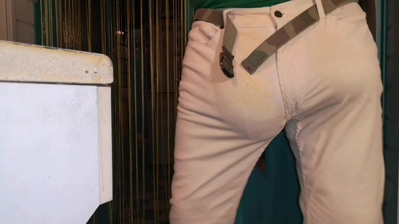 Monster_Meat_: Manšestrové kalhoty vyboulené