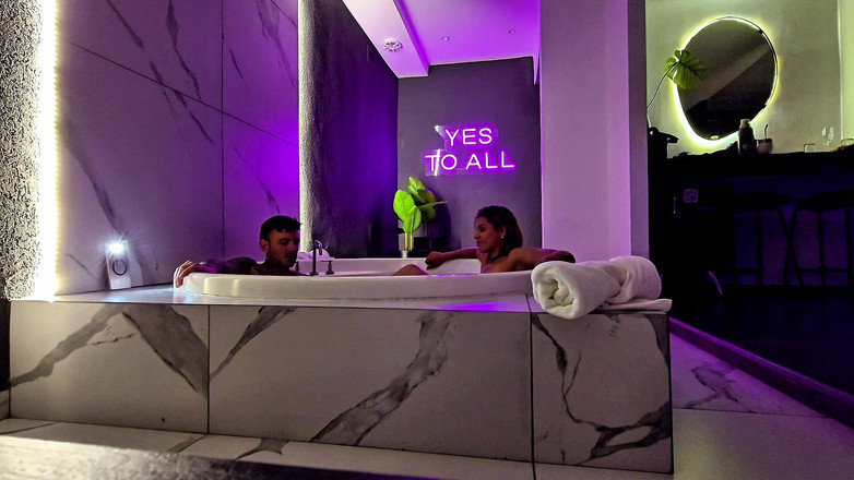 Young big apple: Verborgen Camera in Het Bubbelbad Van Het Motel. Masturbatie En...