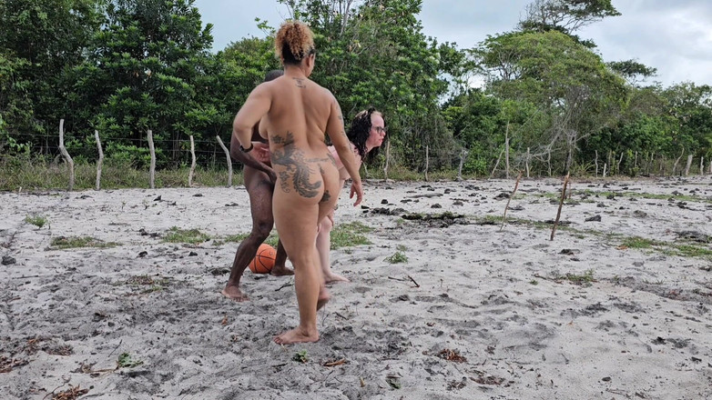 MARCIO BAIANO: 和我的邻居在球场上玩球，我们失去了厨房