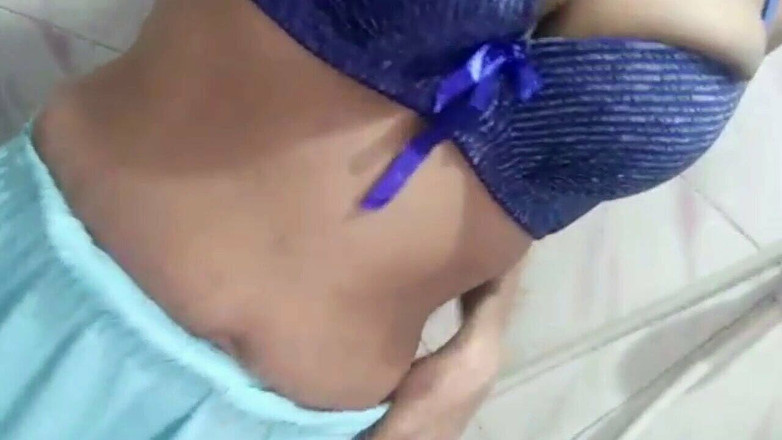 Miya White: Индийская крошка показывает сиськи с мастурбацией