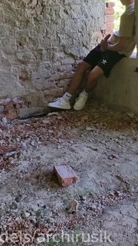 Terk edilmiş bir binada ilk kez yarak emiyor, femboy öğrenci çocuğa sakso çektim
