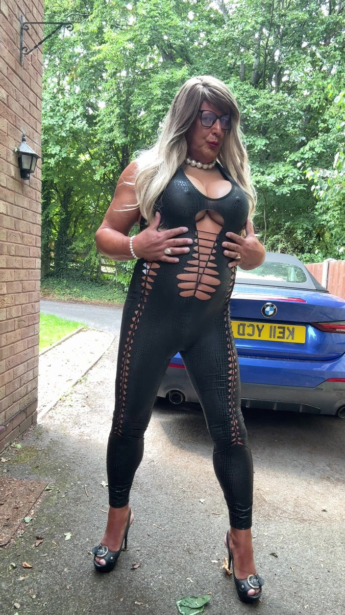 Kellycd2022: セクシーなクロスドレッサー Kellycd2022 黒のPVCキャットスーツとヒール