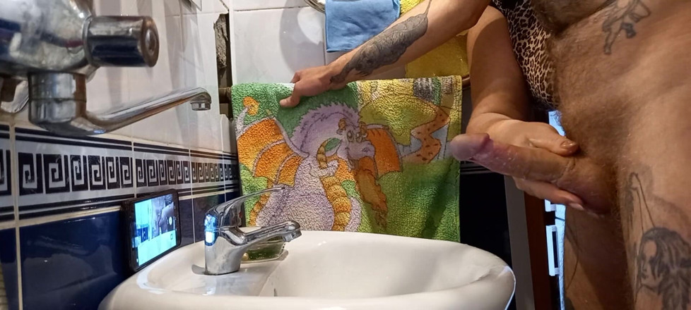 Zona901: In the bathroom, a girl helps me masturbate my cock