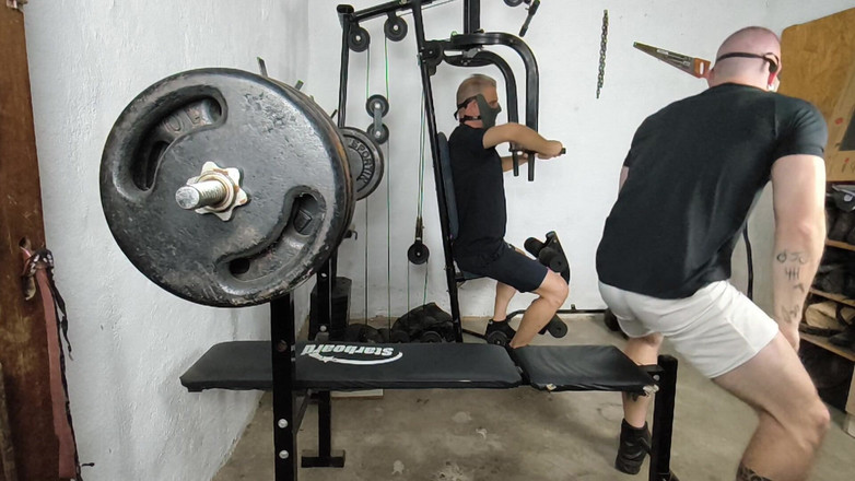 carmonaoficial: Caduto e nudo in palestra nel bel mezzo di Halloween