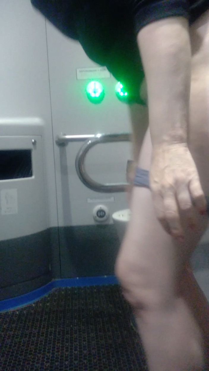 Naughty__Slave: Anal fisting, gap, slicka golvet i toaletten på ett modernt...