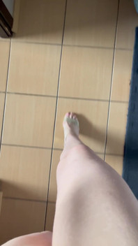 Punto de vista: los sonidos de caminar en tacones beige