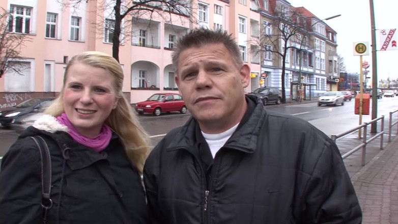 Homemade Market: Vnadná německá dáma se ohne a šuká v amatérské relaci