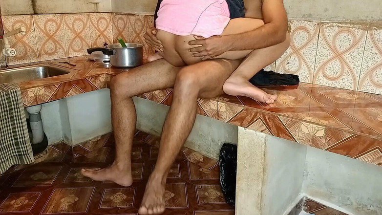 Queenrima: メイドは、サーが最初に私に食べ物を作らせ、それからあなたは私の猫を快適にファックできると言いました