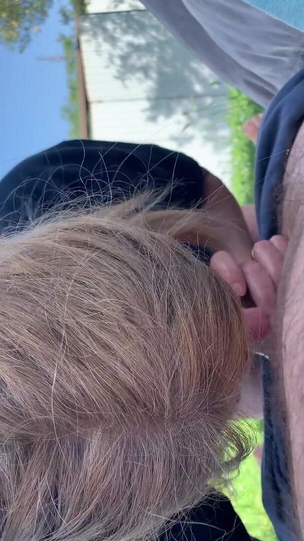 Timidastella: Blowjob und kehlenfick im freien von blonder sexy reifer ehefrau...