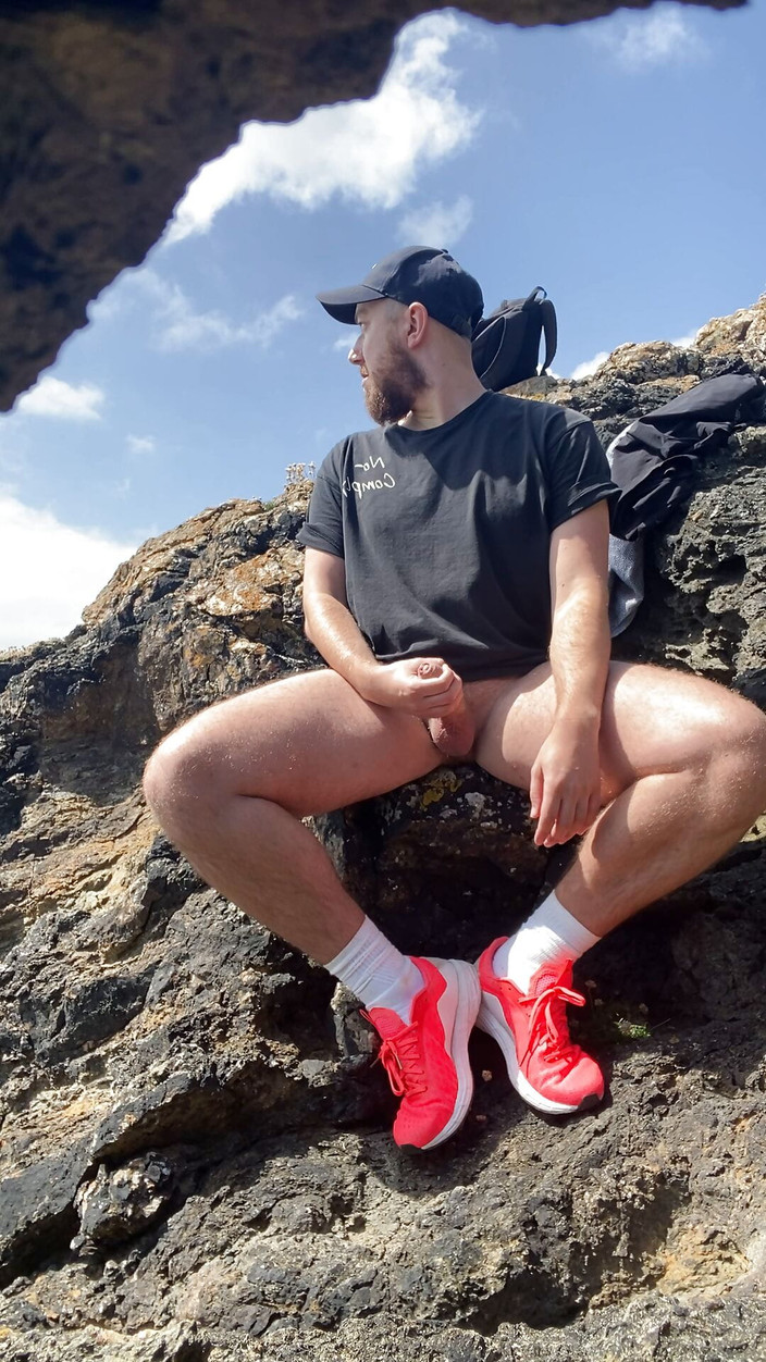 Robex Hib: Sexy vousatý chlap si honí na skalách, exhib sólo sperma