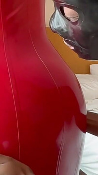 Membiarkan submisif saya bersinar lateks saya di hadapan suami saya