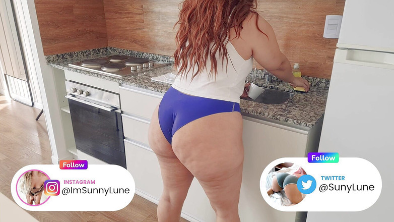 Suny Lune: 在厨房里啪后吃我继母的大屁股