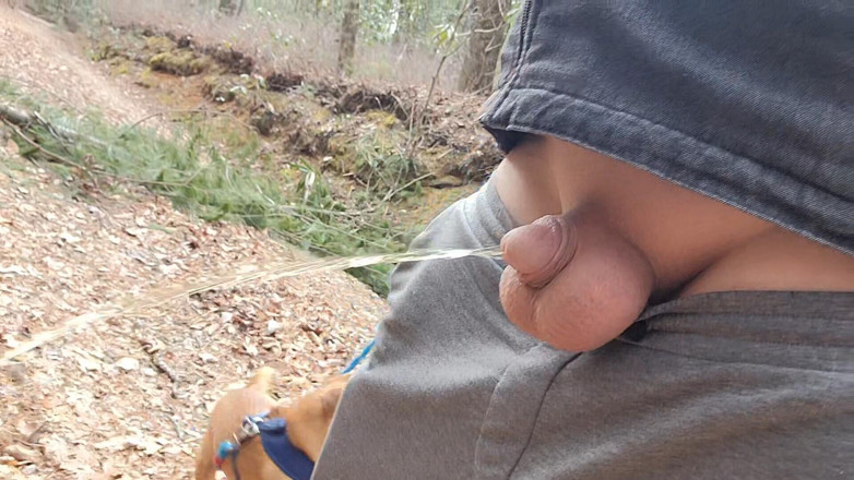 TikTokCock: Pulă mică în mașină să se pișe afară plus curul și bilele...