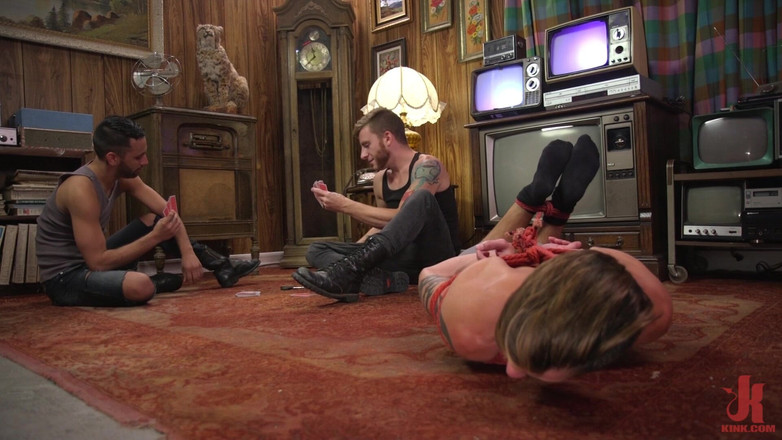 Kink Men Classics: Кейсі Еверетт: два чуваки неодноразово працюють своїм членом на межу