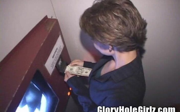 Glory Hole Girlz: 短发办公室婊子口交精液嘴唇荣耀洞黑发婊子！