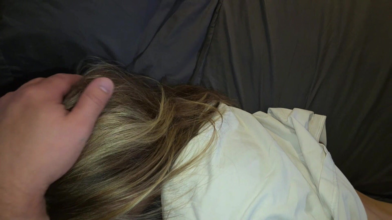 Gigi oficial: 这位 18 岁的小可爱想尝试新的性爱姿势。