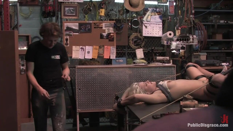Public Disgrace by Kink: Krissy Leigh fistovaná a ošukaná do zadku na veřejnosti