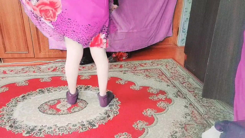 Kitty_Cross: Banci cantik memakai peha-tinggi dalam cahaya pagi lembut