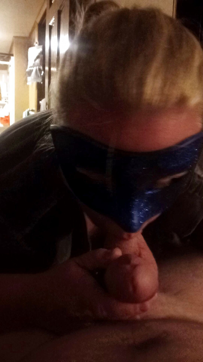 Kinkyfuncpl: Sie liebt es, diesen großen weißen schwanz zu lutschen. Sie...