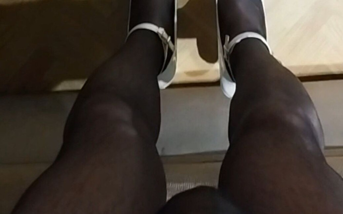Stockings boy: عرض عام بالجوارب والكعب العالي