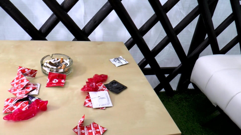 German Porn: Dövmeli Ateşli Kız Gırtlağına Kadar Alıyor Ve Kalın Yarağa Sert...