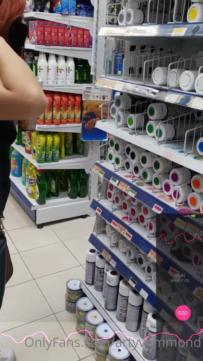 Arty_von: रिमोट वाइब्रेटर के साथ खरीदारी करते समय लाल बालों वाली चरमसुख