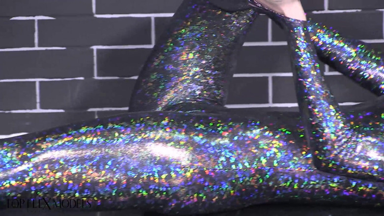 Flexilady: Ketrin in Tight Catsuit