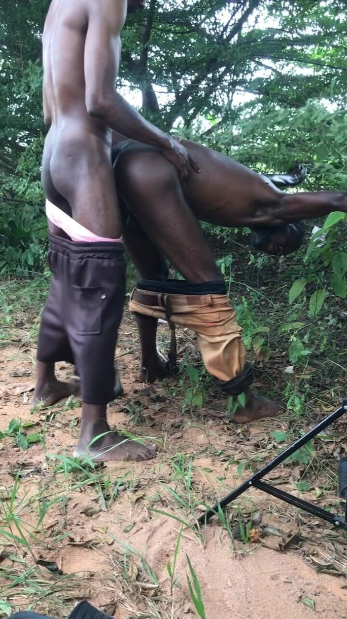 Sexydaddy: Afričané Muži s černým ptákem Mají sex venku, cítí chladný vánek