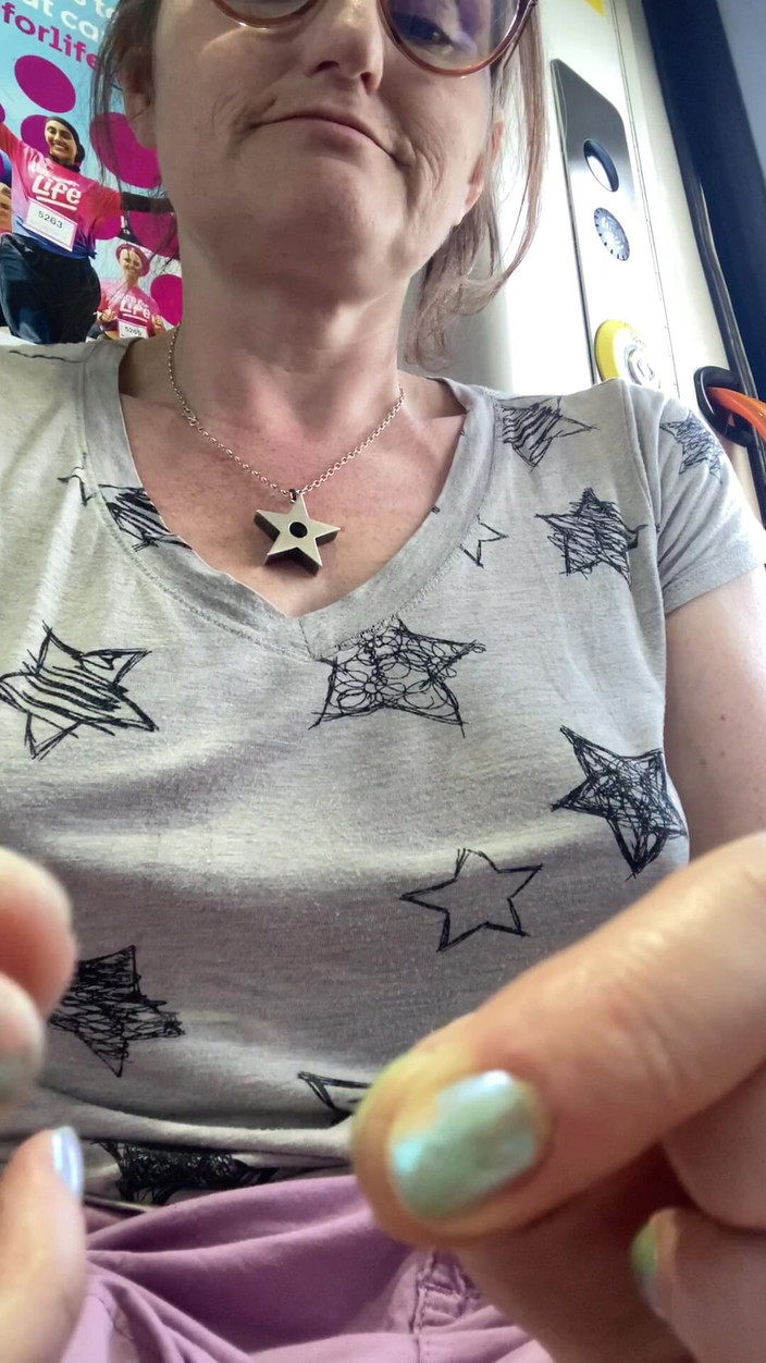 MistressWriggler: 輸送中の陰部と陰毛が指を素晴らしく匂わせる!