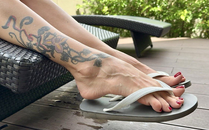 Julia domaina: Нові шльопанці на моїх гарних ногах з довгими пальцями ніг на відкритому повітрі, польські червоні нігті