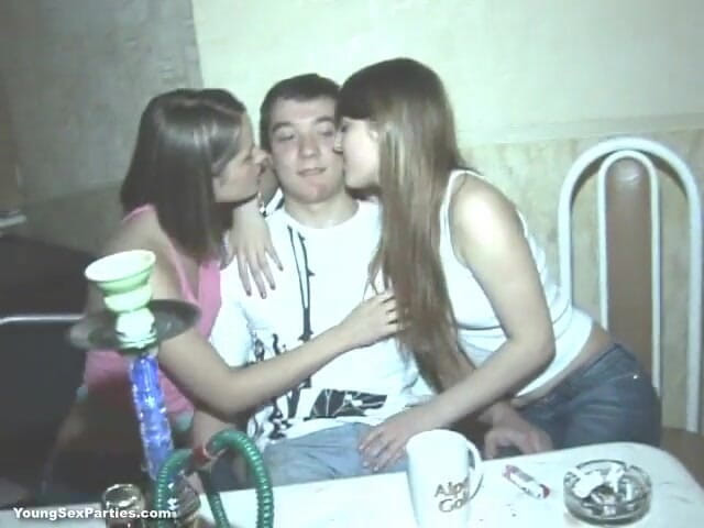 Young Sex Parties: Iubitele împart narghilea și pula