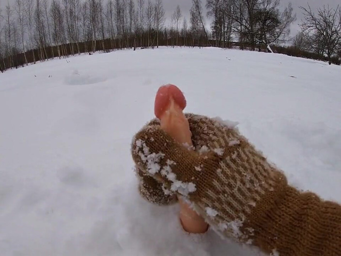 Hera Harding: Cold Handjob in the Alps