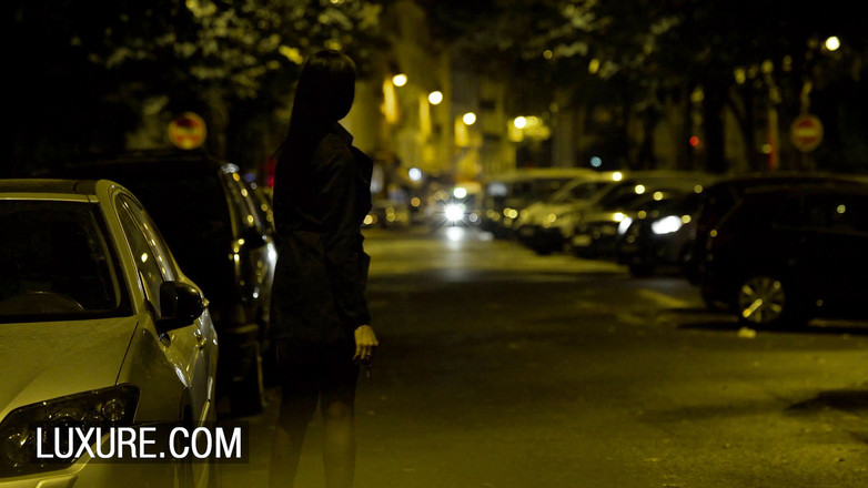 Luxure: Uległa Claire Castel zdominowana przez gorącą parę