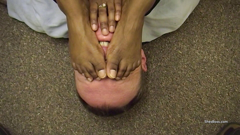 Shes Boss: Чорношкірі ноги контролюють обличчя білого хлопця