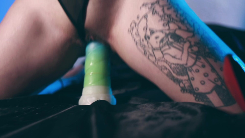 MariLou Moreira: Poskakující na obřím jednorožčím robertku