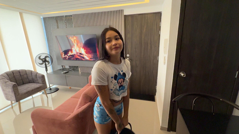 JhonAndSara: मेरी रंडी पड़ोसन मुझे अपने पति से अमीर को चोदने के लिए एकमात्र बहाना के रूप में मेरे अपार्टमेंट में स्नान करने के लिए कहती है।