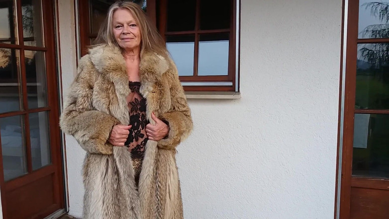 martinawest: Martina con un abrigo de invierno y leggings de leopardo...