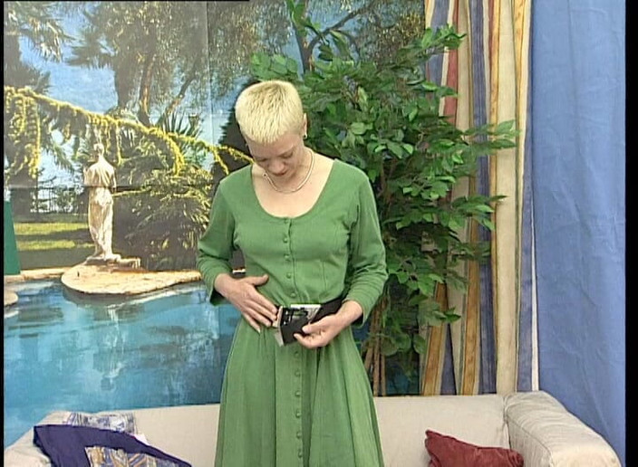 YOUR FIRST PORN: Kurzhaarige Ingrit macht eine pause vom putzen