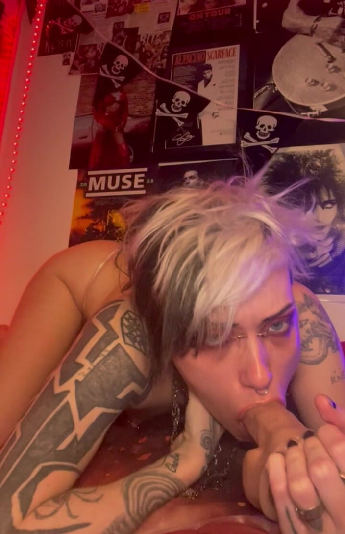 Glitterqueen1999: Срібне мікробікіні, неохайний сольний топлес