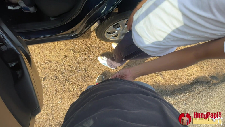 Hung Papi: 細くて大きなチンポ、未開きのツインク、公の場でのセックスで大射精!