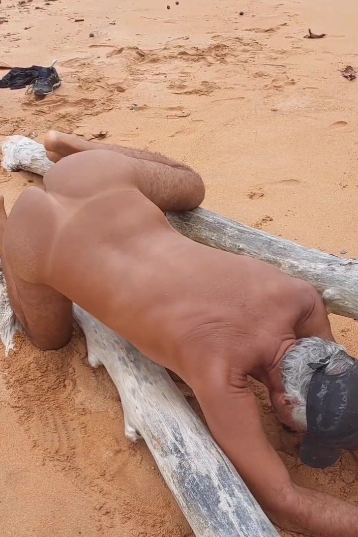 Ladysilvas: Ladysilva își arată curul sexy pe plajă